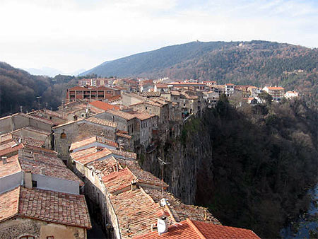Castellfolit de la Roca, un village au bord de la falaise Castellfolit de la Roca, un village au bord de la falaise