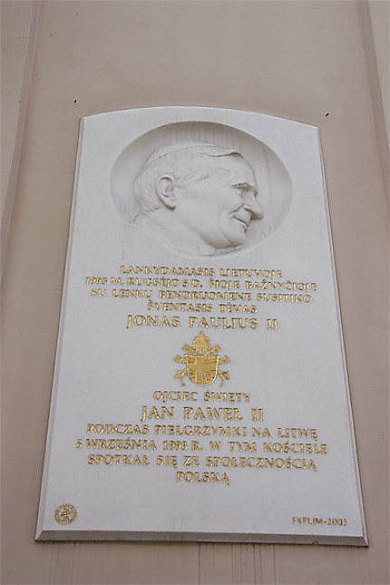 Plaque commémorative à l'entrée de l'Eglise du Saint Esprit