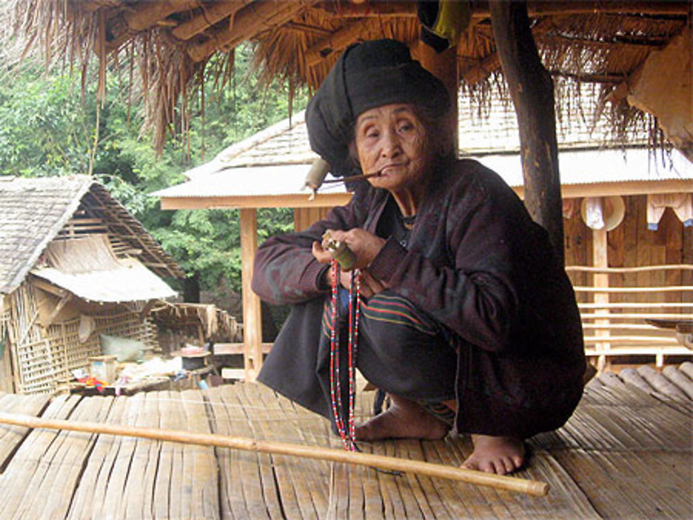 Vieille femme à la pipe