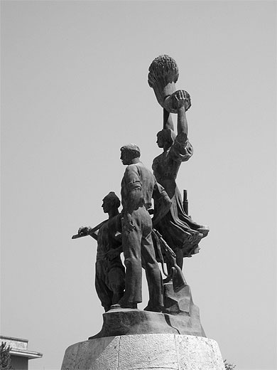 A la gloire du socialisme albanais A la gloire du socialisme albanais