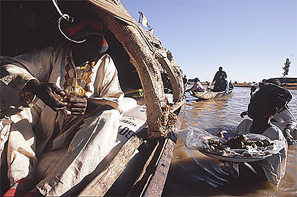 Ravitaillement sur le fleuve Niger