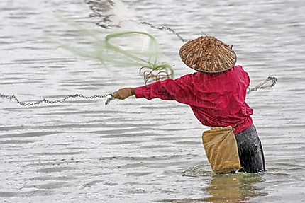 Pêcheur Malais sous la pluie