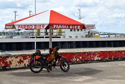 A l'ombre de Paramaribo