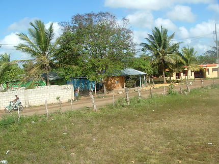 Route locale dans un village de l'île