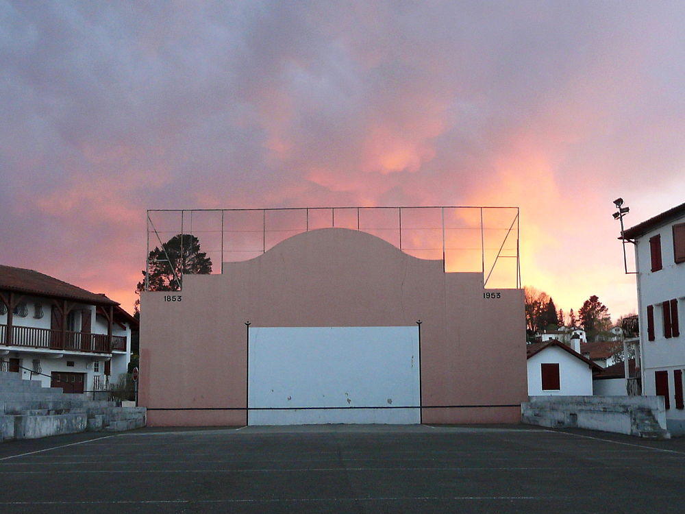 Coucher de soleil derrière le fronton