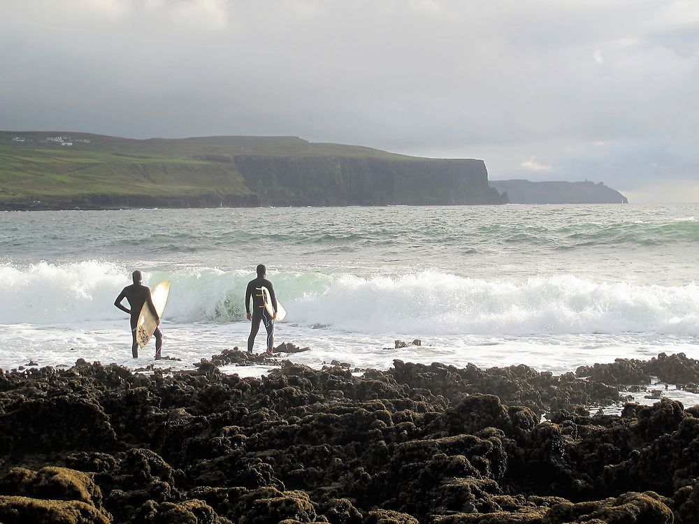 Falaises de Moher ils attendent la vague