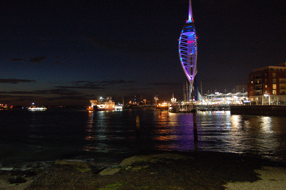 La tour Spinnaker, de nuit