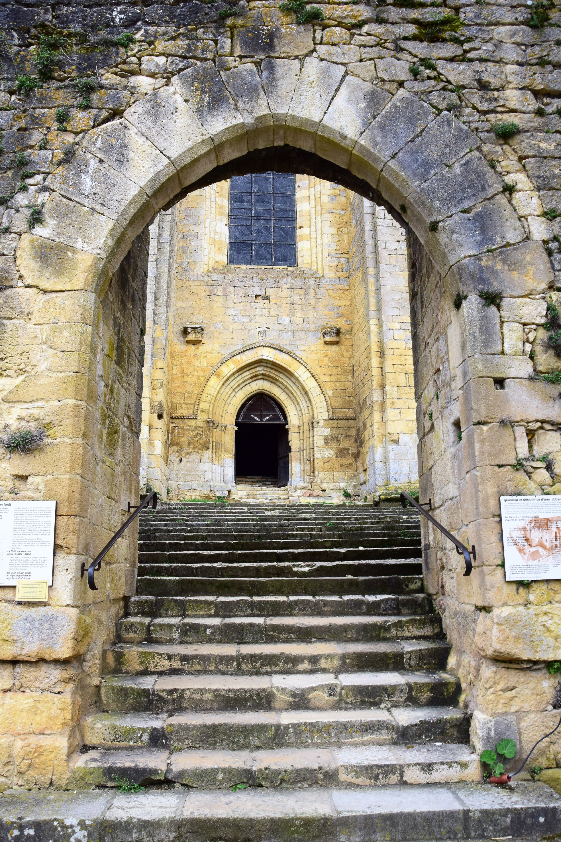 L'abbaye de Saint-Amand-de-Coly L'abbaye de Saint-Amand-de-Coly