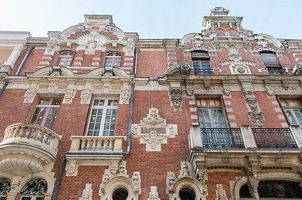 Vichy, La façade en brique rouge du Castel Flamand
