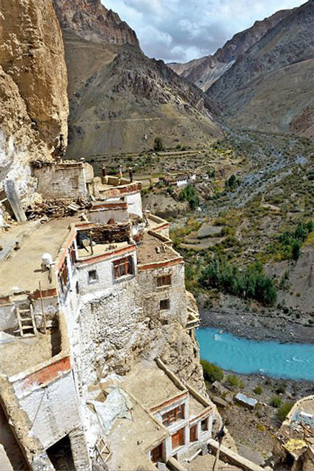 Depuis le XII ème siècle à l'aplomb de la rivière