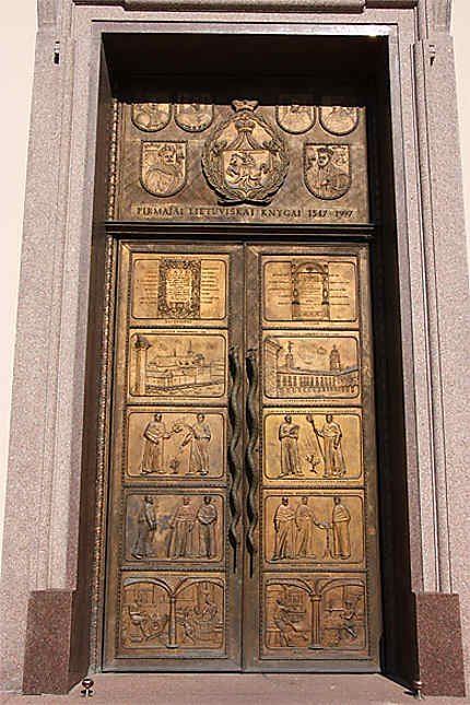 Porte d'entrée de la bibliothèque de l'université de Vilnius