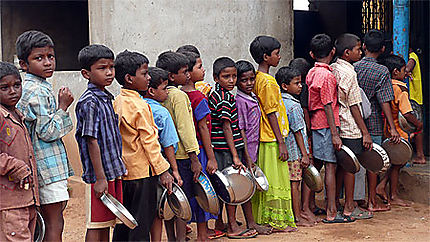 Orphelins attendant leur repas