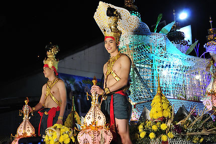 Danseurs défilant pour le Loy Krathong