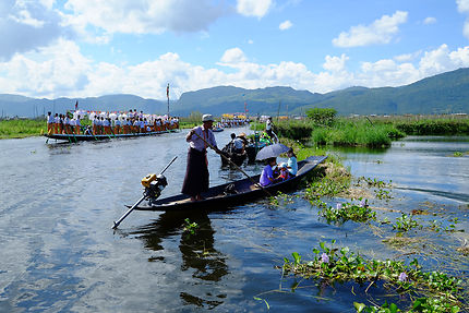 Parades lors du festival du lac Inle, Birmanie