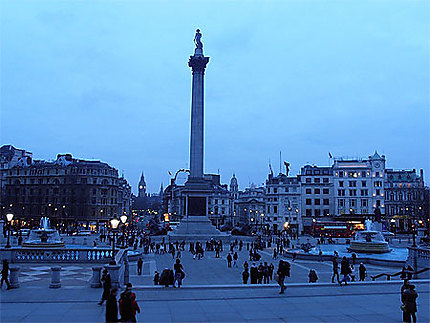 Trafalgar Square en hiver, illuminé d'un lueur bleutée