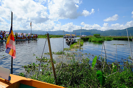 Parades lors du festival du lac Inle, Birmanie