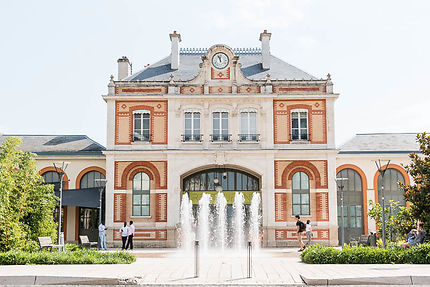 Vichy - La jolie gare avec sa façade en briques
