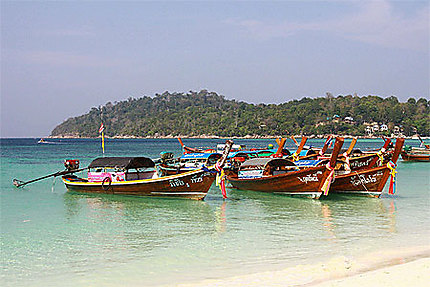 Bateaux amarrés sur la plage de Ko Lipe