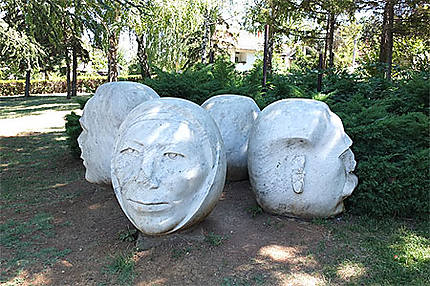 Statues en l’honneur de partisans yougoslaves de la région de Topola