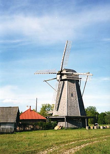 Moulin à vent en bois