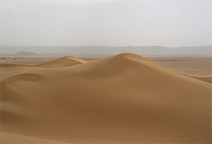 Maroc, dunes du Tinfou, au sud de Zagora