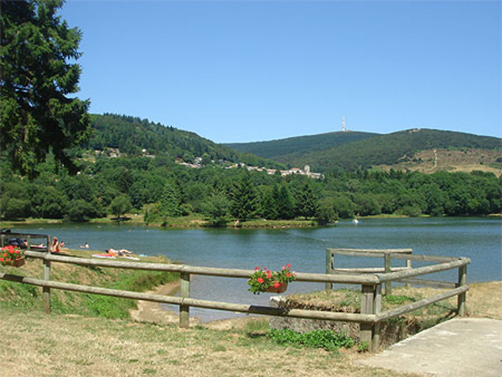 Vue du lac de pradelle cabardès sur le pic de nore