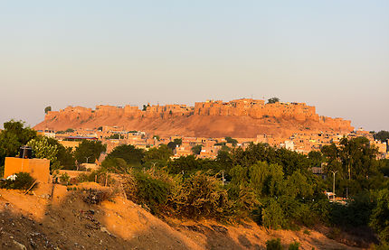 Le soleil se lève sur Jaisalmer et sa citadelle