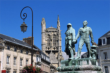 Eglise St-Etienne et monument commémoratif, Fécamp