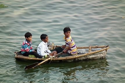 Photo prise sur le Gange, ghats Varanasi
