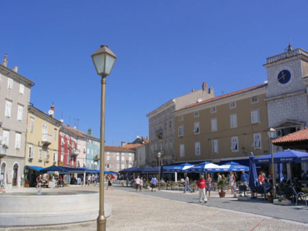 La place centrale de Cres