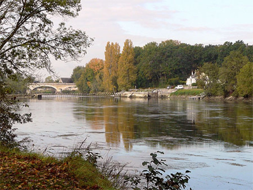 La maison de l'écluse et le pont de Bléré