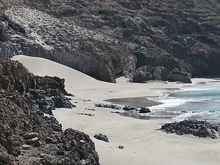 Praia debaixo de rocha