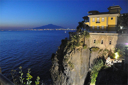Naples et le Vésuve depuis Sorrento