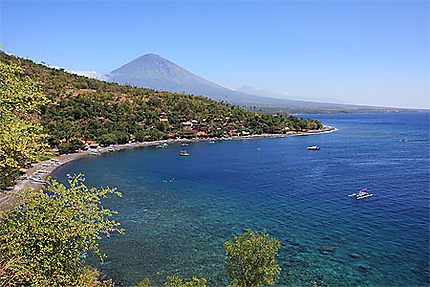 Site de snorkeling sur fond de volcan