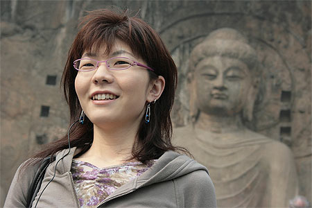 Touriste chinoise devant le grand Bouddha des grottes de Longmen Touriste chinoise devant le grand Bouddha des grottes de Longmen