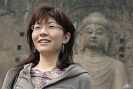 Touriste chinoise devant le grand Bouddha des grottes de Longmen