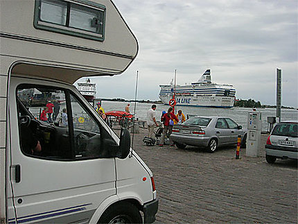 Départ d'un bateau du port de Helsinki