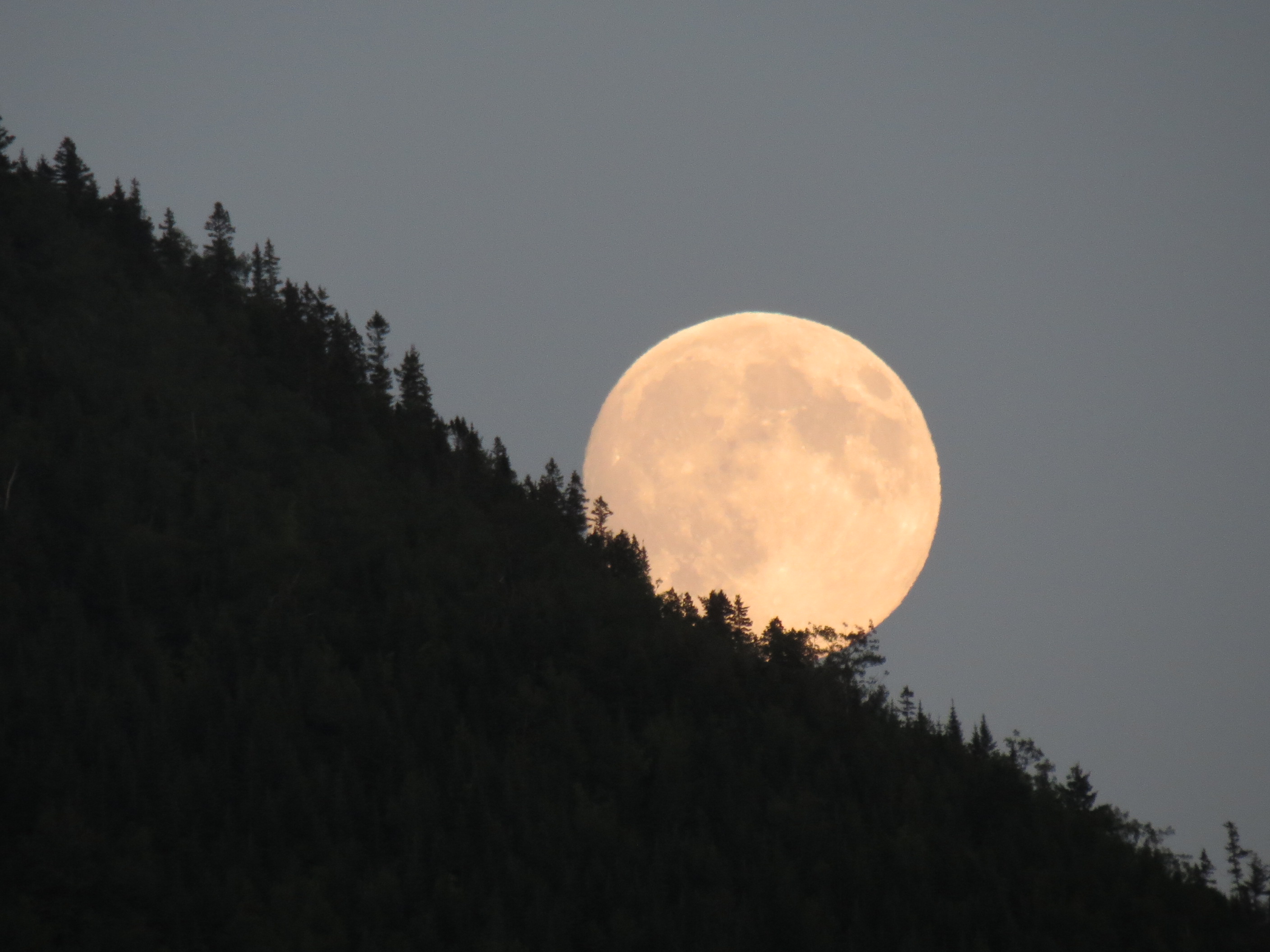 La lune dévalant la montagne à Marsoui La lune dévalant la montagne à Marsoui