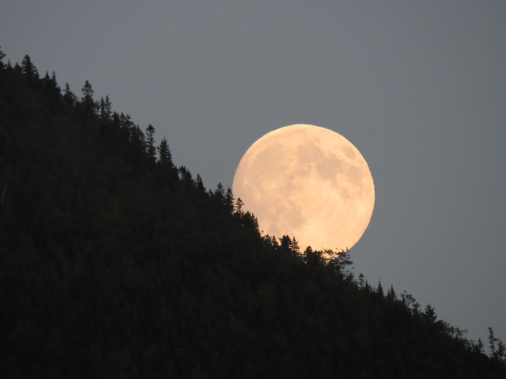 La lune dévalant la montagne à Marsoui