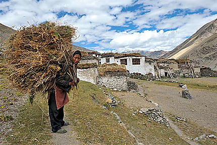 Jeune femme au village de Testa