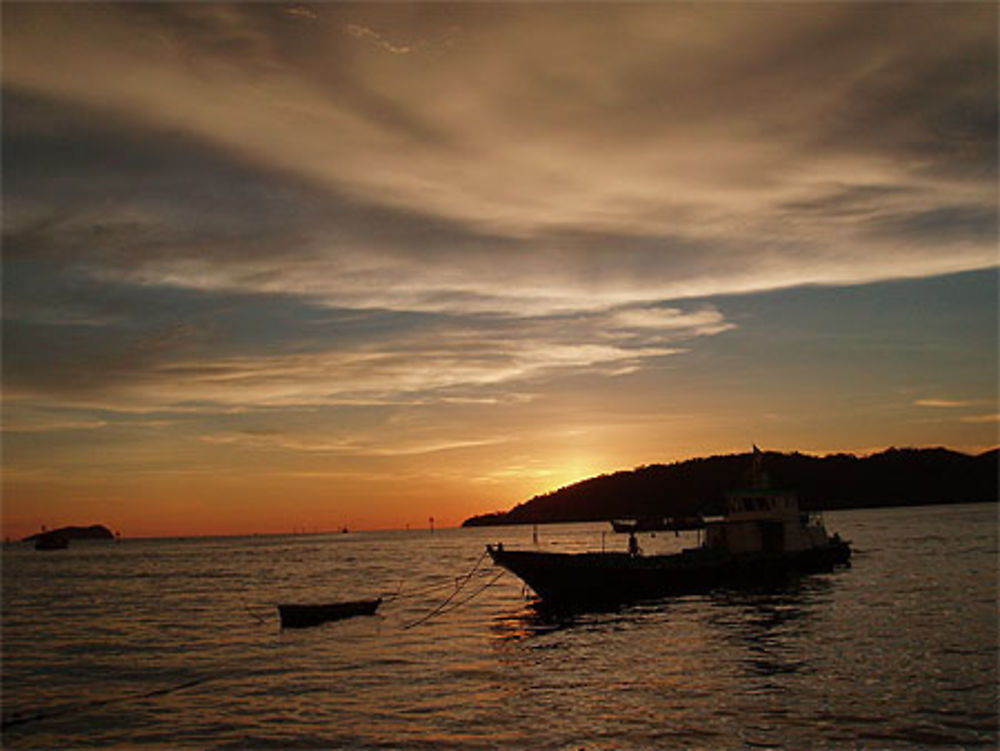 KK le port à la nuit tombée