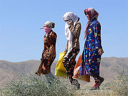 Trois jeunes filles dans la steppe