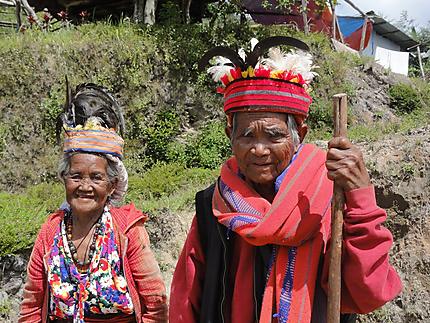 Couple d'Ifuago en costume traditionnel