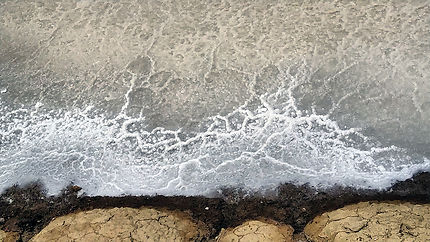 Vaguelettes de sel figées sur le bord des salines