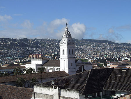 Vue de Quito avec le clocher de Santo Domingo Vue de Quito avec le clocher de Santo Domingo