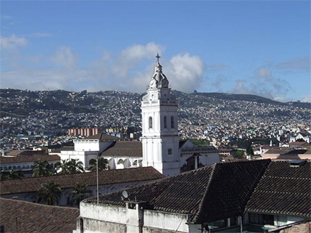 Vue de Quito avec le clocher de Santo Domingo