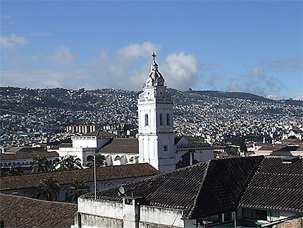 Vue de Quito avec le clocher de Santo Domingo