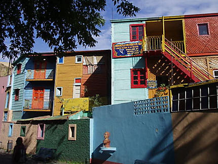 Maisons colorées du quartier pouplaire de La Boca à Buenos Aires