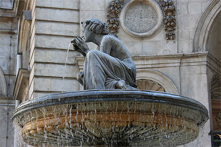 Hôtel de ville de Lyon - Fontaine d'Amphitrite Hôtel de ville de Lyon - Fontaine d'Amphitrite