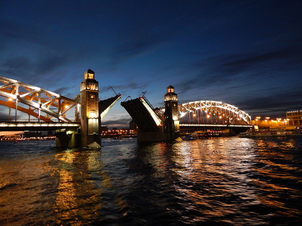 Levée des ponts à St Pétersbourg